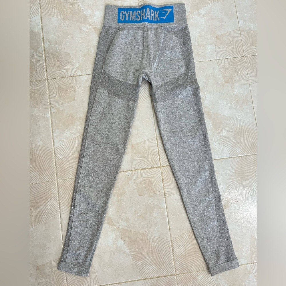 Gymshark high waisted seamless legging. Only wore once! Flattering and cute!